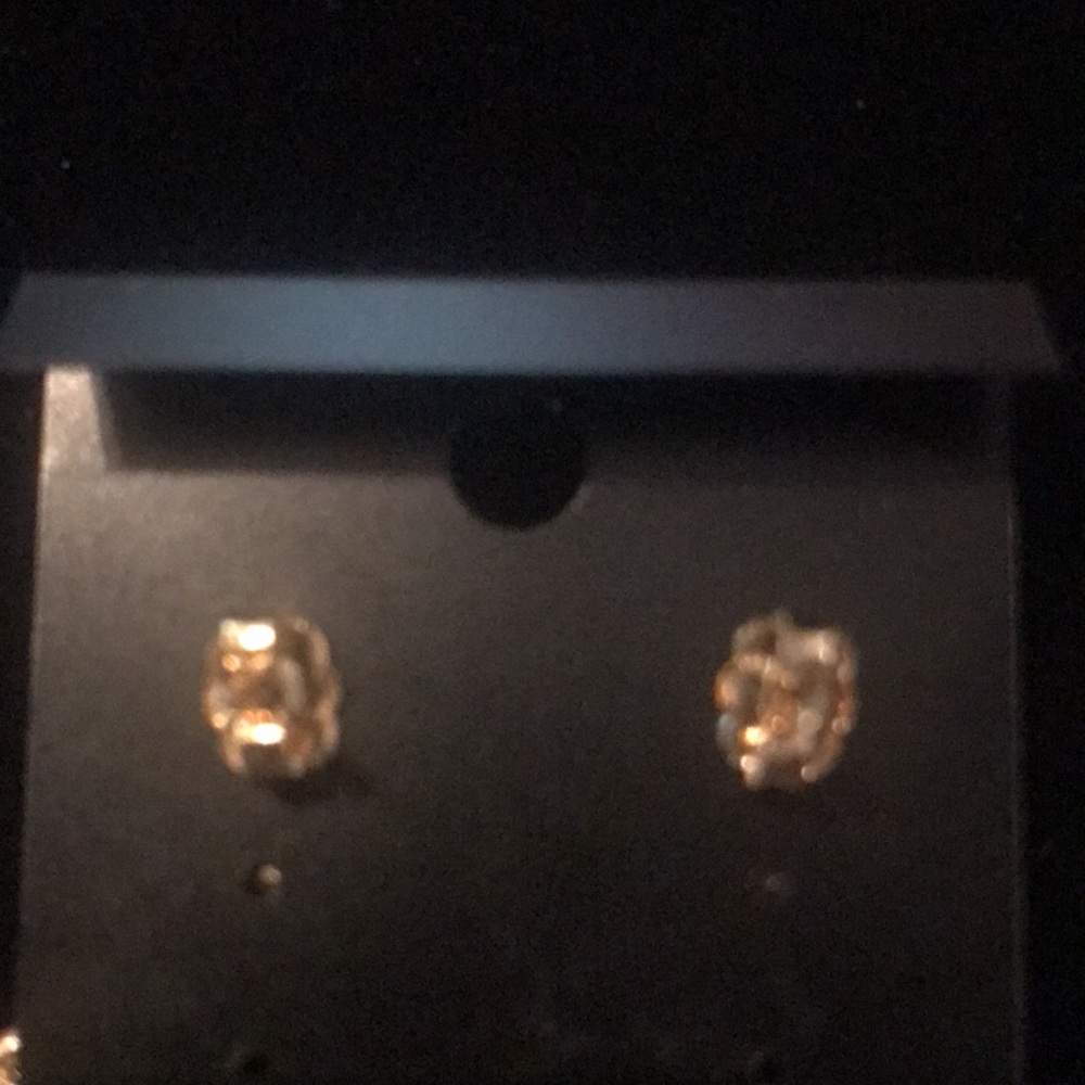 Gold tone earrings - Picture 3 of 3